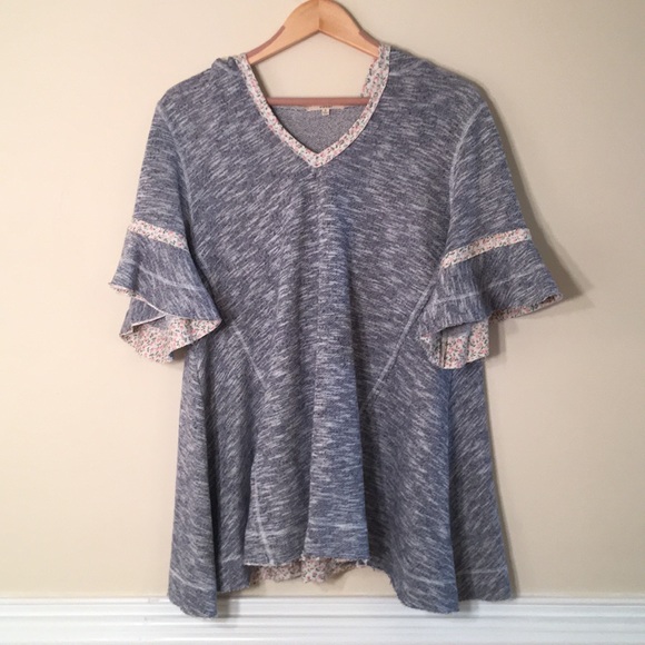 easel Tops - Easel Short Sleeve Hoodie Size Small Like New